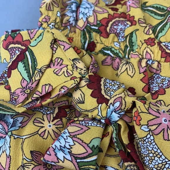NWT Sanctuary Yellow Floral Flutter Sleeve Romper - Picture 7 of 13